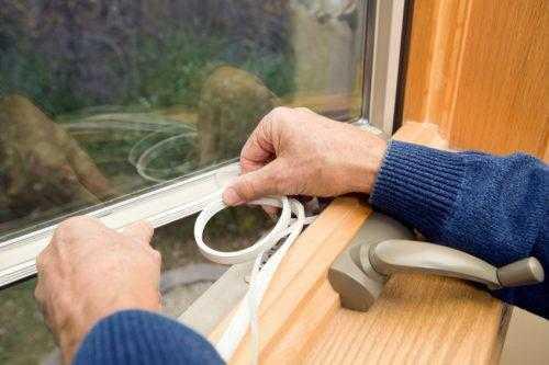 Как правильно клеить утеплитель на окна. Как приклеить утеплитель на окно 02