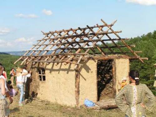 Каркасно-глинобитный дом. Первый глинобитный дом был построен 3500-4000 лет до н.э. в Триполье.