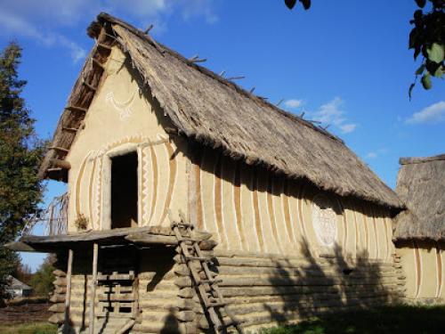 Каркасно-глинобитный дом. Первый глинобитный дом был построен 3500-4000 лет до н.э. в Триполье.