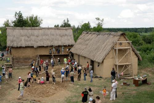 Каркасно-глинобитный дом. Первый глинобитный дом был построен 3500-4000 лет до н.э. в Триполье.