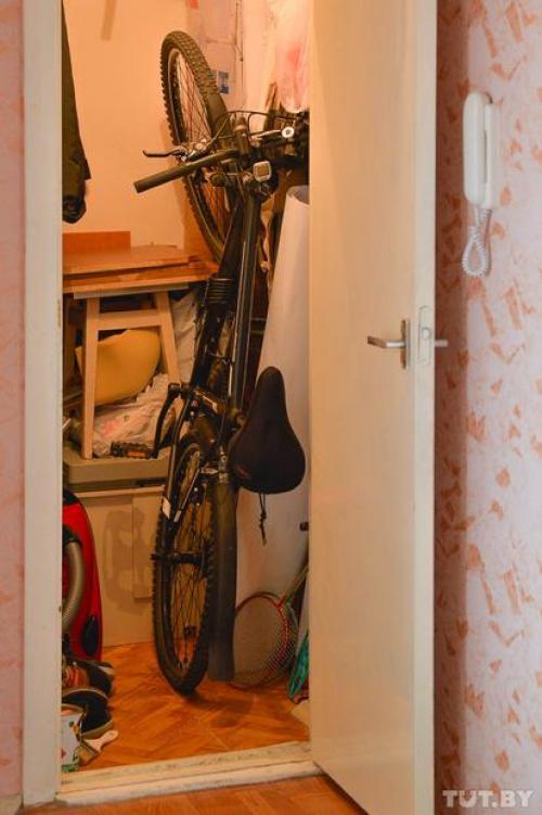 Куда В маленькой квартире поставить велосипед.  В кладовке