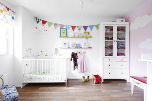 Детская комната в белых тонах. Девственная чистота помыслов – варианты использования белого цвета в интерьере детских комнат