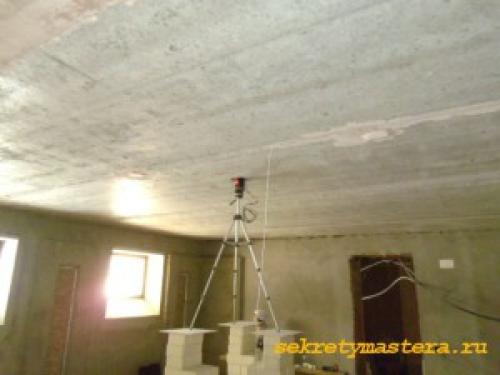Как выровнять потолок ротбандом. Установка маяков