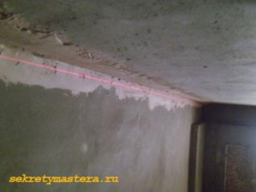 Как выровнять потолок ротбандом. Установка маяков
