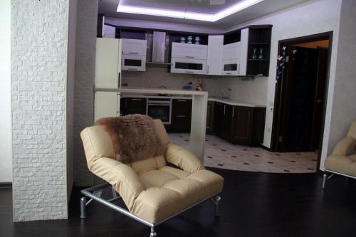 Легкие перегородки между кухней и гостиной. Какую роль выполняет перегородка между гостиной и кухней