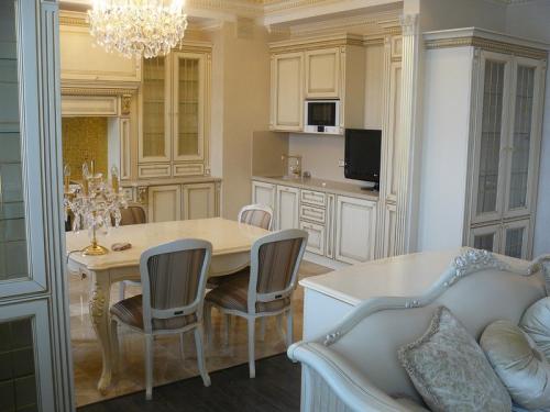 Легкие перегородки между кухней и гостиной. Какую роль выполняет перегородка между гостиной и кухней