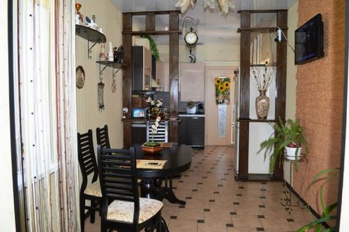 Легкие перегородки между кухней и гостиной. Какую роль выполняет перегородка между гостиной и кухней