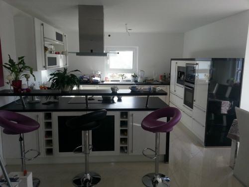 Легкие перегородки между кухней и гостиной. Какую роль выполняет перегородка между гостиной и кухней