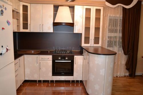 Легкие перегородки между кухней и гостиной. Какую роль выполняет перегородка между гостиной и кухней