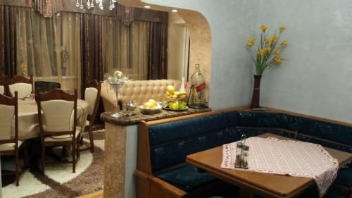 Легкие перегородки между кухней и гостиной. Какую роль выполняет перегородка между гостиной и кухней