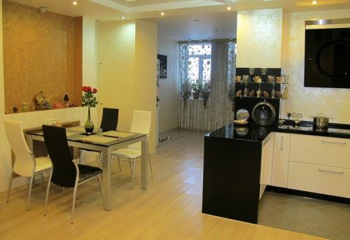 Легкие перегородки между кухней и гостиной. Какую роль выполняет перегородка между гостиной и кухней