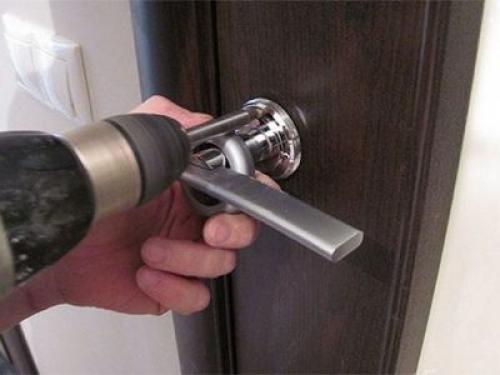 Замена дверной ручки входной металлической двери. Как снять механизм нажимного типа с входной двери