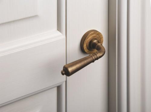 Как снять дверную ручку без болтов. Как можно снять дверную ручку межкомнатной двери