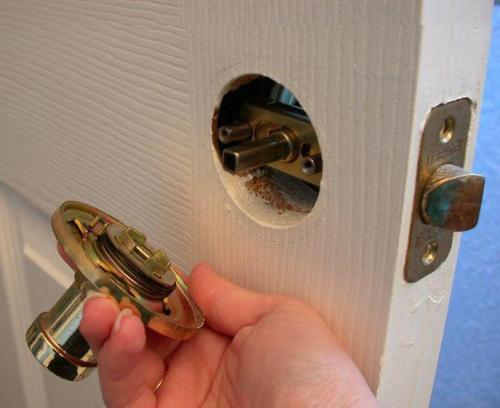 Как снять ручку с двери. Как самостоятельно разобрать круглую дверную ручку межкомнатной двери