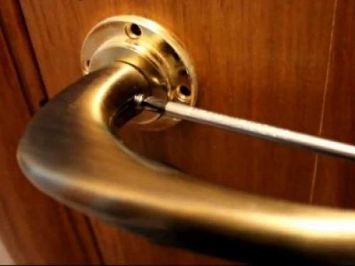 Замена дверной ручки входной металлической двери. Как снять механизм нажимного типа с входной двери