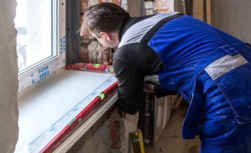 Монтаж деревянного подоконника своими руками. Процесс установки подоконника на пластиковое окно своими руками