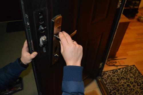 Как поменять ручку на двери. Замена ручки на металлической двери