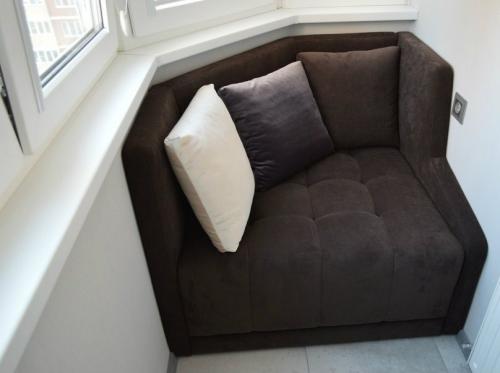 Диван на балкон с ящиком для хранения: как объединить комфорт и функциональность 16 Диван на балкон с ящиком для хранения: как объединить комфорт и функциональность 16