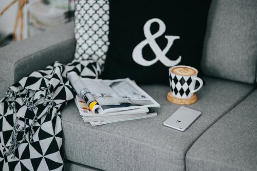 Диван на балкон с ящиком для хранения: как объединить комфорт и функциональность 14 Диван на балкон с ящиком для хранения: как объединить комфорт и функциональность 14