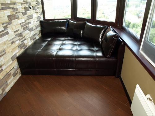 Диван на балкон с ящиком для хранения: как объединить комфорт и функциональность 17 Диван на балкон с ящиком для хранения: как объединить комфорт и функциональность 17