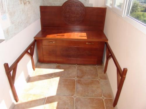 Диван на балкон с ящиком для хранения. Разновидности диванов для лоджии