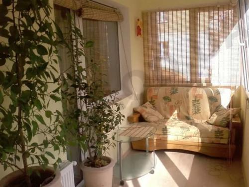 Диван на балкон с ящиком для хранения. Разновидности диванов для лоджии