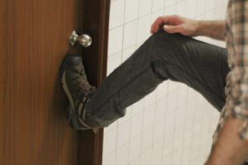 Сломалась дверная ручка, как открыть дверь. Радикальные методы