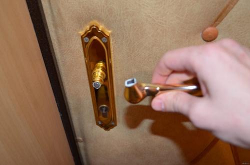 Замена ручки железной двери в квартире. Какие могут быть неисправности?