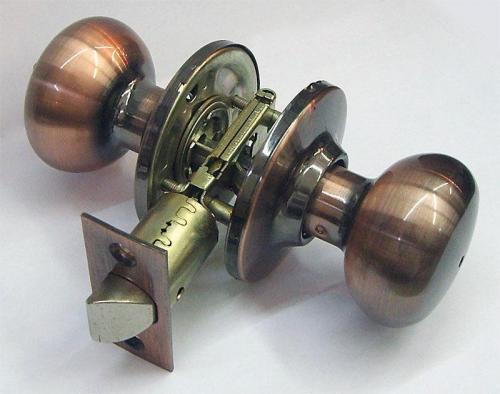 Как снять ручку с межкомнатной двери. Как можно снять дверную ручку межкомнатной двери