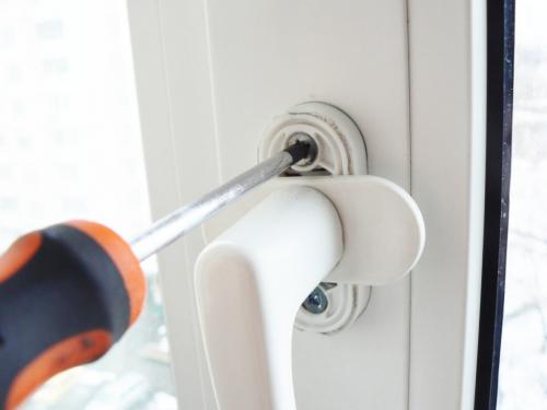 Как снять ручку с межкомнатной двери. Как можно снять дверную ручку межкомнатной двери