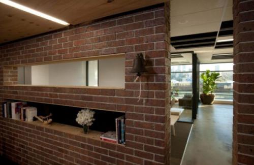 Разделить комнату на две стеной. Кирпич