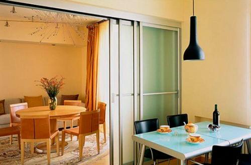 Зонирование кухни и гостиной перегородкой из гипсокартона. Перегородка из гипсокартона между кухней и гостиной