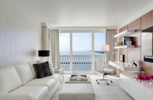 Светлая гостиная с яркими акцентами. Модные новинки современного дизайна гостиной в светлых тонах (100+ фото)