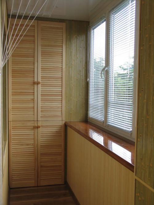 Функциональность и стиль: скамья на балкон с ящиком для хранения 30