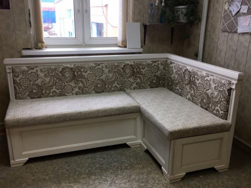 Функциональность и стиль: скамья на балкон с ящиком для хранения 04