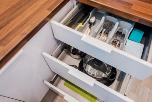 Как добавить дополнительные функции, например, отсеки или ящики. Как сделать ящики внутри шкафа и встроить их своими руками в готовую мебель