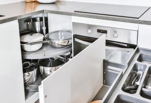 Как добавить дополнительные функции, например, отсеки или ящики. Как сделать ящики внутри шкафа и встроить их своими руками в готовую мебель