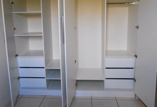 Как добавить дополнительные функции, например, отсеки или ящики. Как сделать ящики внутри шкафа и встроить их своими руками в готовую мебель