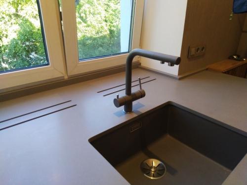 Подоконник из столешницы. Подоконник-столешница на кухне