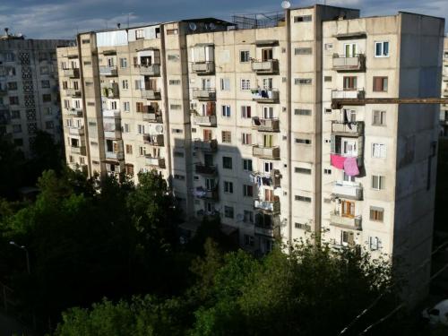 Каковы основные сложности жизни в группе из шести человек в хрущевке. Новые условия