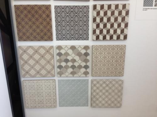 Какие эмоции вызывает Серый Коридор, и как белые двери контрастируют с этим. Нужна помощь в выборе цвета коридора.