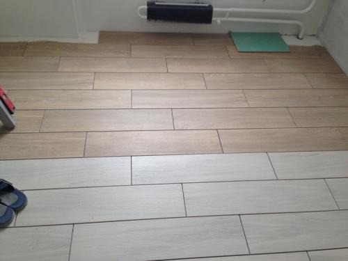 Какие эмоции вызывает Серый Коридор, и как белые двери контрастируют с этим. Нужна помощь в выборе цвета коридора.