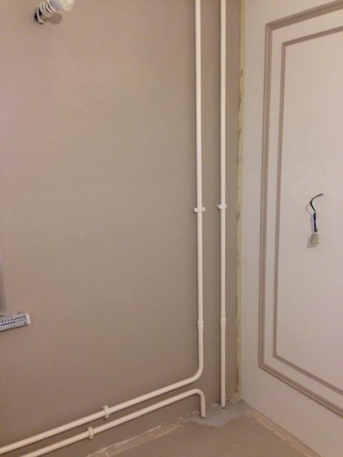 Какие эмоции вызывает Серый Коридор, и как белые двери контрастируют с этим. Нужна помощь в выборе цвета коридора.