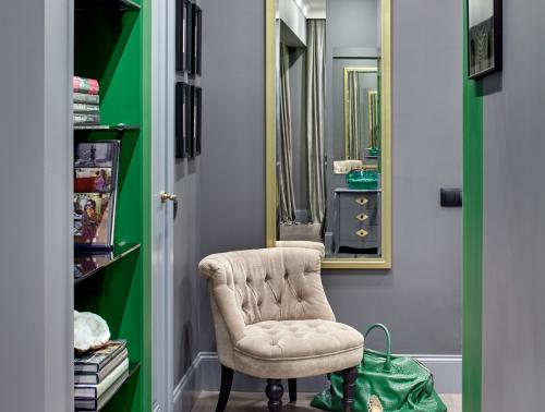 Как оформить прихожую с серой входной дверью: советы по стилю и дизайну 12 Как оформить прихожую с серой входной дверью: советы по стилю и дизайну 12