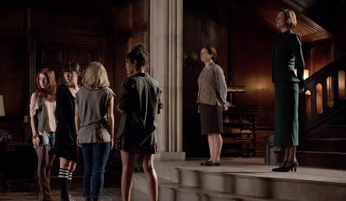 Коридор с серыми дверьми: путь в неизвестность 04 Коридор с серыми дверьми: путь в неизвестность 04