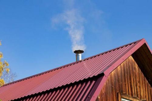 Как заделать кирпичную трубу на крыше из профнастила. Зачем нужно герметизировать трубу дымохода на крыше из профнастила?