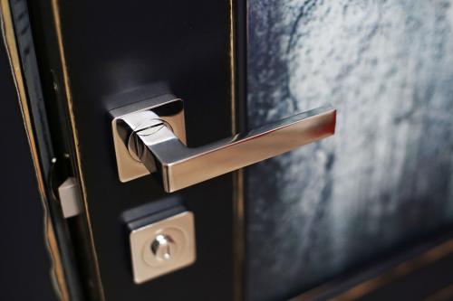 Серые стены и темные двери: как создать современный интерьер 04