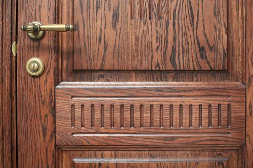 Серые стены и темные двери: как создать современный интерьер 05