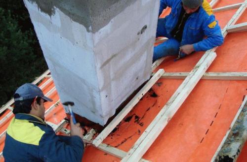 Отделка трубы на крыше из профнастила. Причины протечек 06