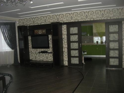 Какие варианты дизайна стены между кухней и комнатой существуют. Виды перегородок для установки в кухне-гостиной